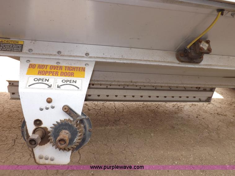 image for item F6469 2009 Wilson Pace Setter grain trailer