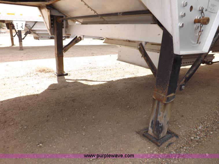 image for item F6469 2009 Wilson Pace Setter grain trailer