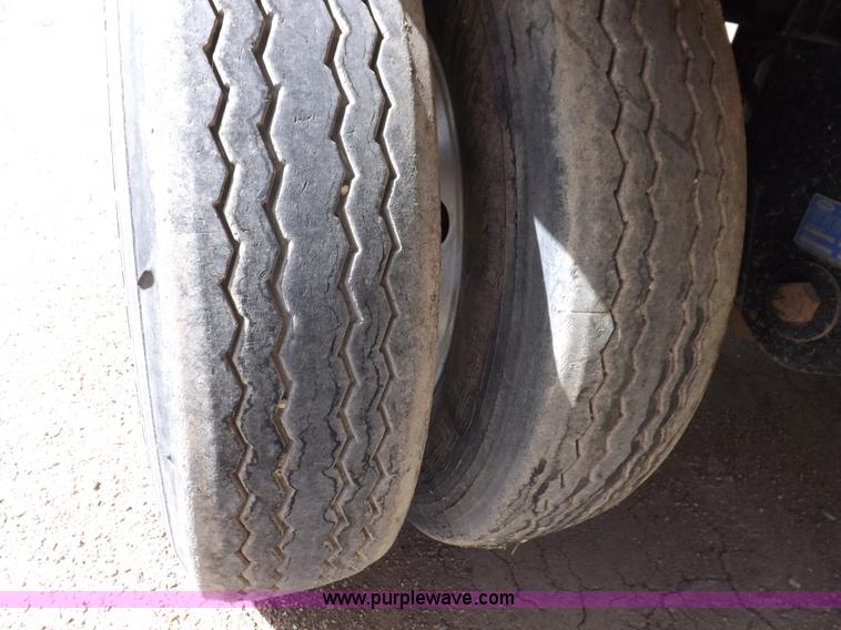 image for item F6469 2009 Wilson Pace Setter grain trailer