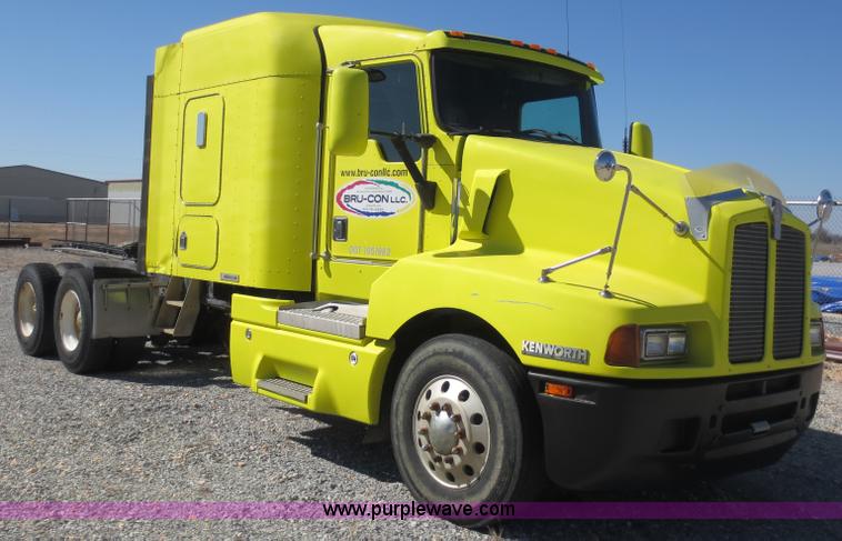 image for item F6593 1996 Kenworth T600 semi truck