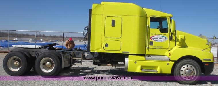 image for item F6593 1996 Kenworth T600 semi truck