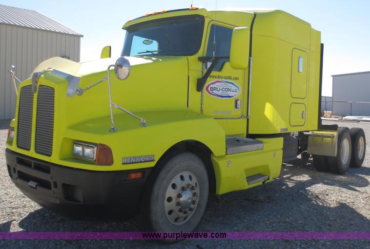 image for item F6593 1996 Kenworth T600 semi truck