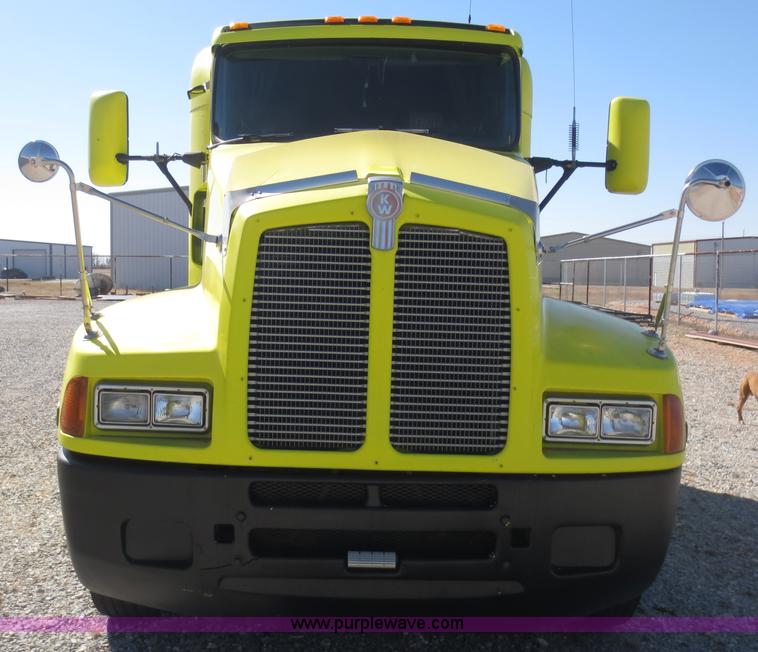 image for item F6593 1996 Kenworth T600 semi truck