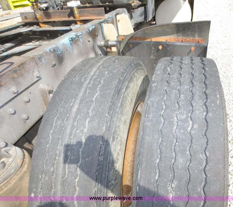 image for item F6593 1996 Kenworth T600 semi truck