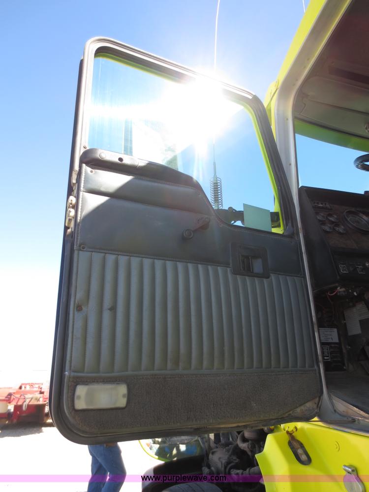 image for item F6593 1996 Kenworth T600 semi truck