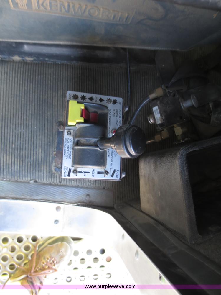 image for item F6593 1996 Kenworth T600 semi truck