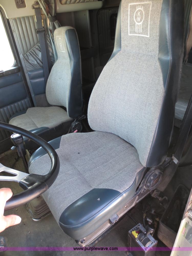 image for item F6593 1996 Kenworth T600 semi truck