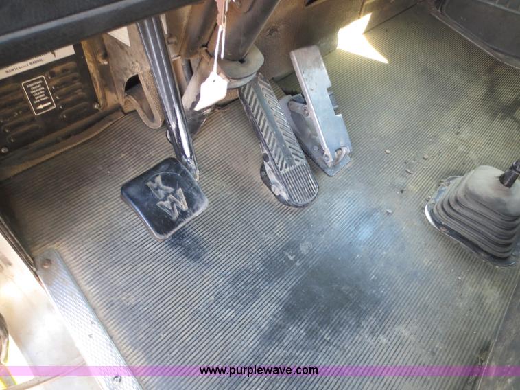 image for item F6593 1996 Kenworth T600 semi truck