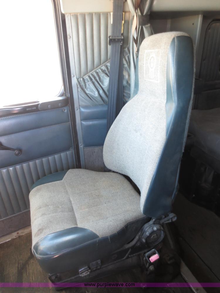 image for item F6593 1996 Kenworth T600 semi truck