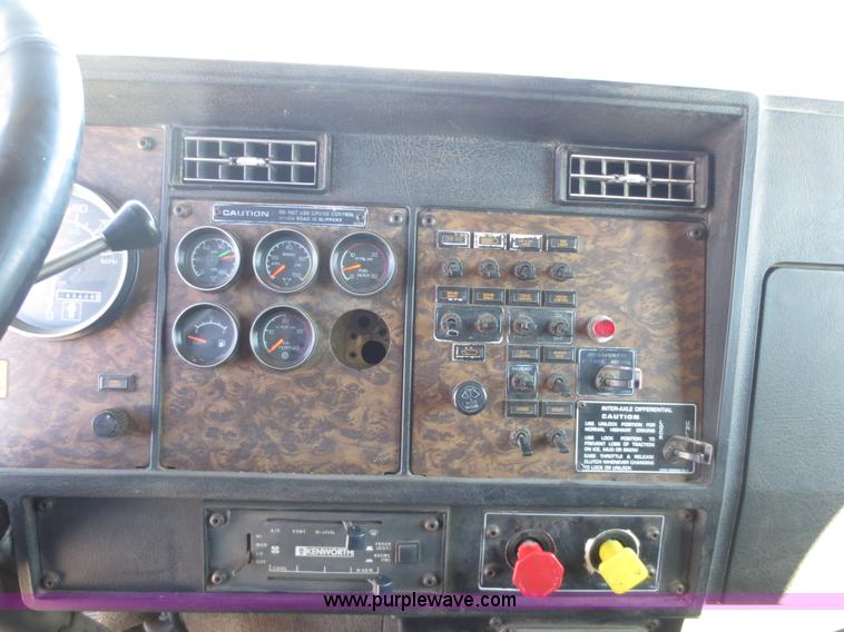 image for item F6593 1996 Kenworth T600 semi truck