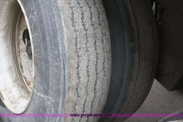 image for item G5263 1996 Wilson Pace Setter grain trailer