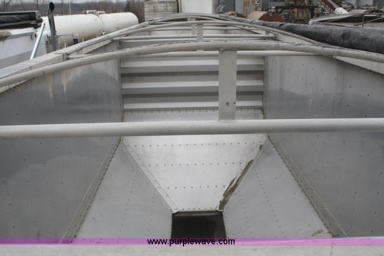 image for item G5263 1996 Wilson Pace Setter grain trailer