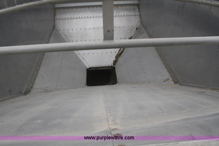 image for item G5263 1996 Wilson Pace Setter grain trailer