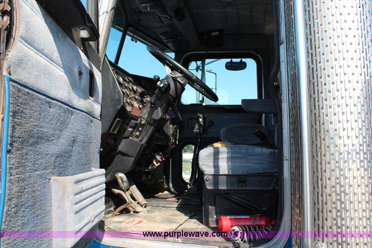 image for item G5319 1998 Peterbilt 377 semi truck