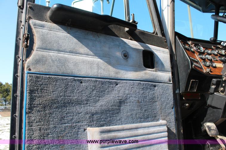 image for item G5319 1998 Peterbilt 377 semi truck