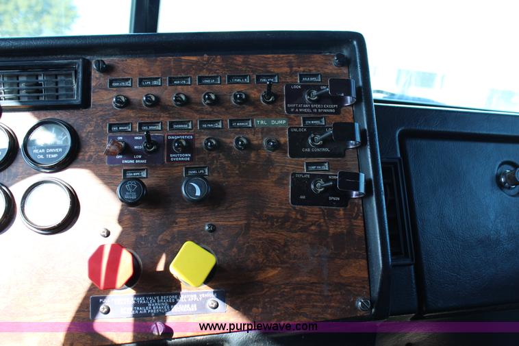 image for item G5319 1998 Peterbilt 377 semi truck