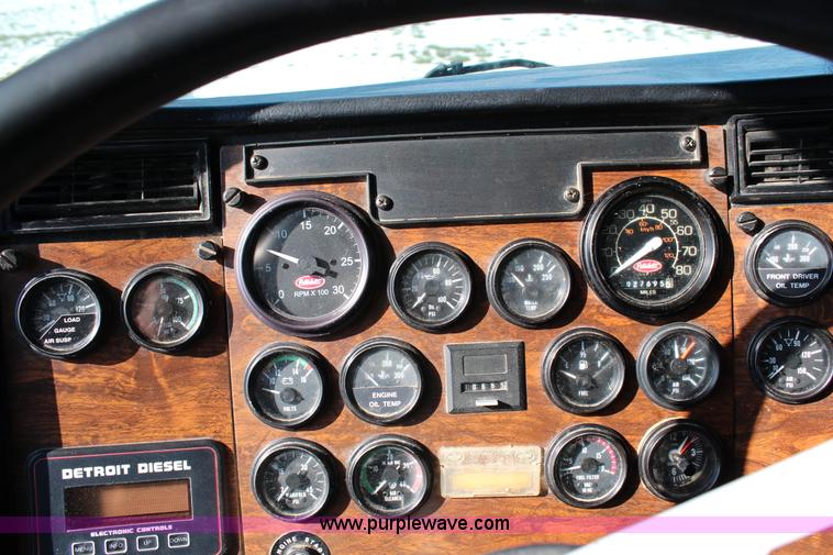 image for item G5319 1998 Peterbilt 377 semi truck