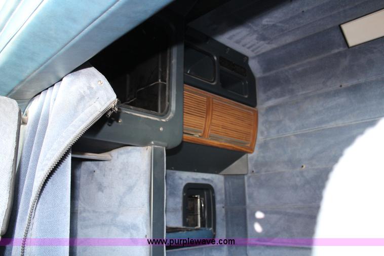 image for item G5319 1998 Peterbilt 377 semi truck