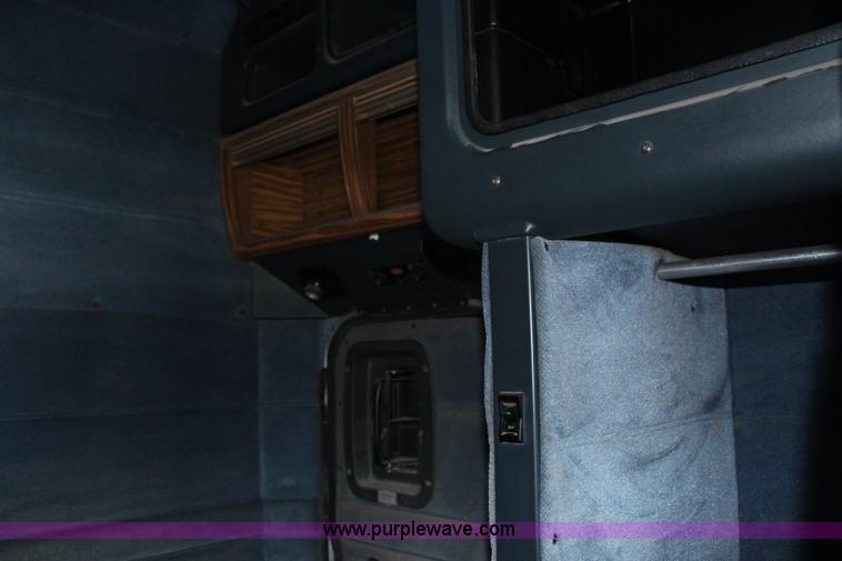 image for item G5319 1998 Peterbilt 377 semi truck