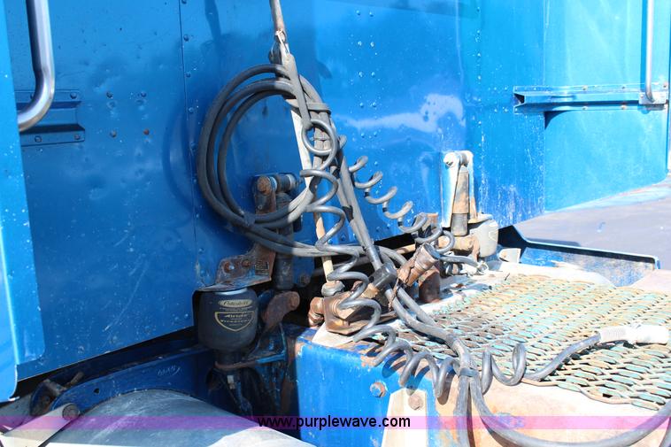 image for item G5319 1998 Peterbilt 377 semi truck