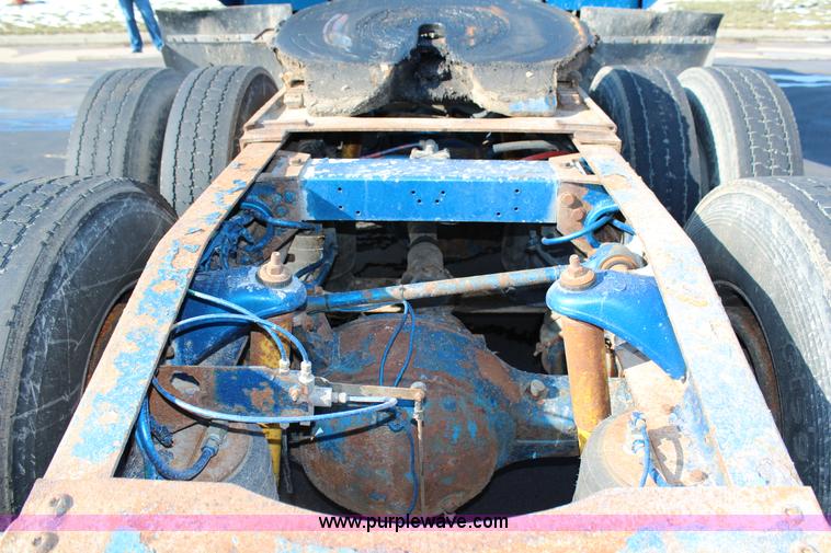 image for item G5319 1998 Peterbilt 377 semi truck