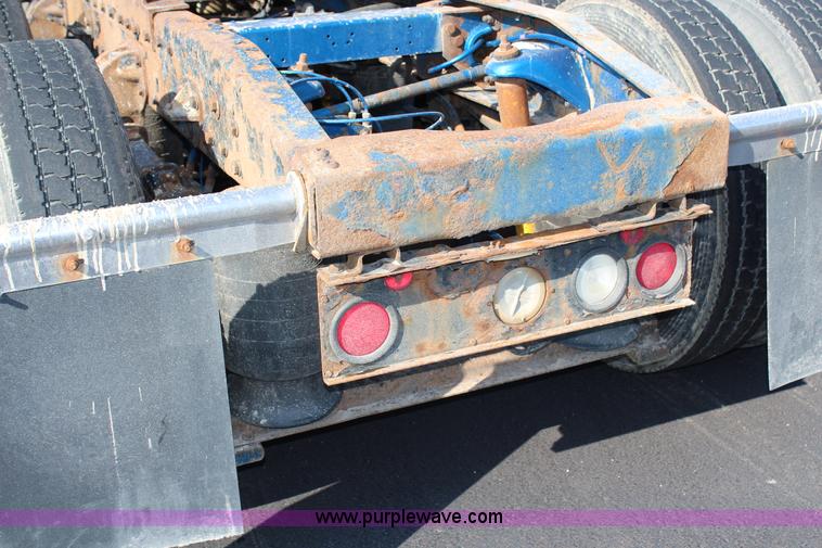 image for item G5319 1998 Peterbilt 377 semi truck