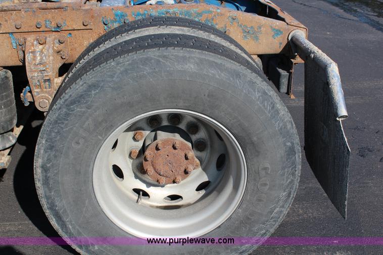 image for item G5319 1998 Peterbilt 377 semi truck