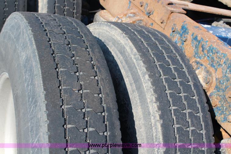 image for item G5319 1998 Peterbilt 377 semi truck