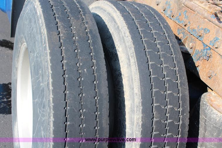 image for item G5319 1998 Peterbilt 377 semi truck