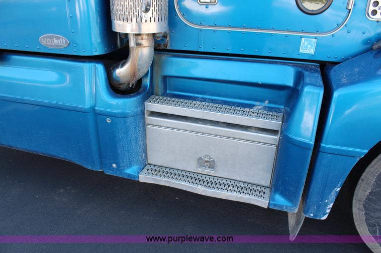 image for item G5319 1998 Peterbilt 377 semi truck