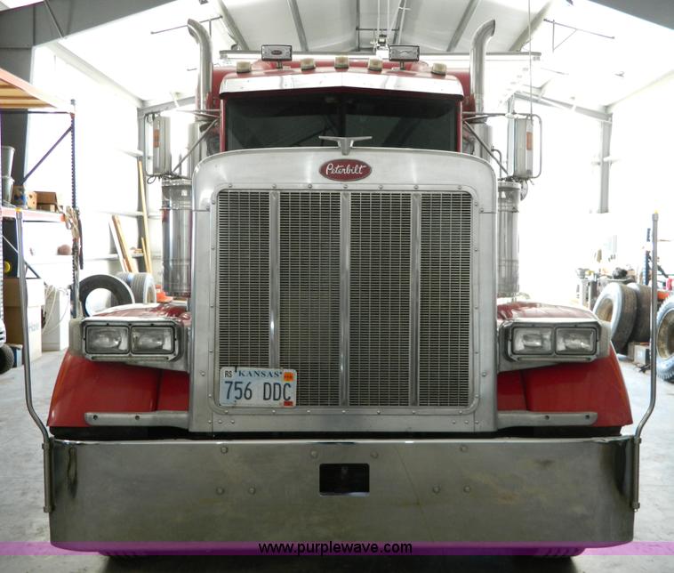 image for item G7782 2004 Peterbilt 379 semi truck