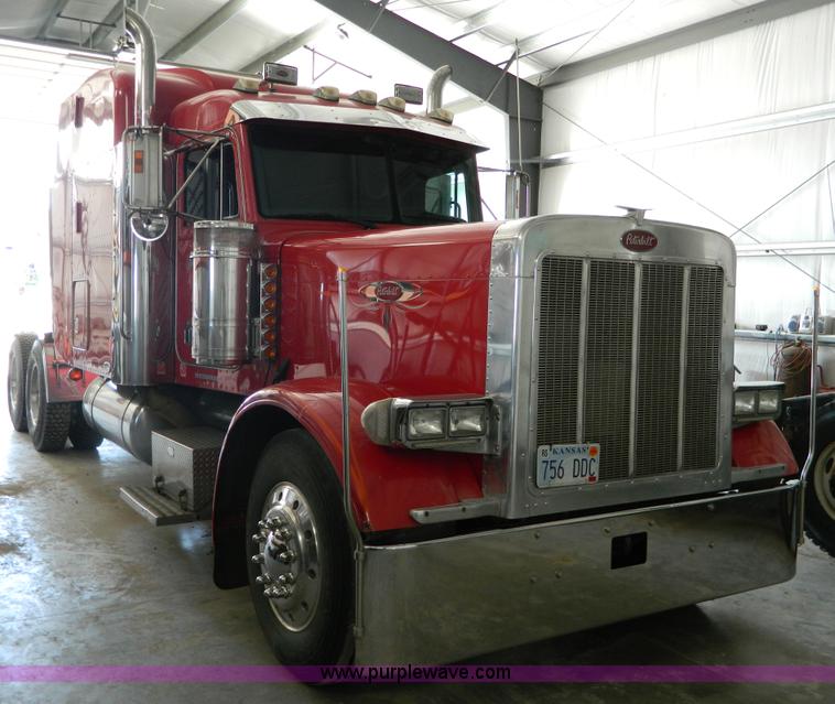 image for item G7782 2004 Peterbilt 379 semi truck