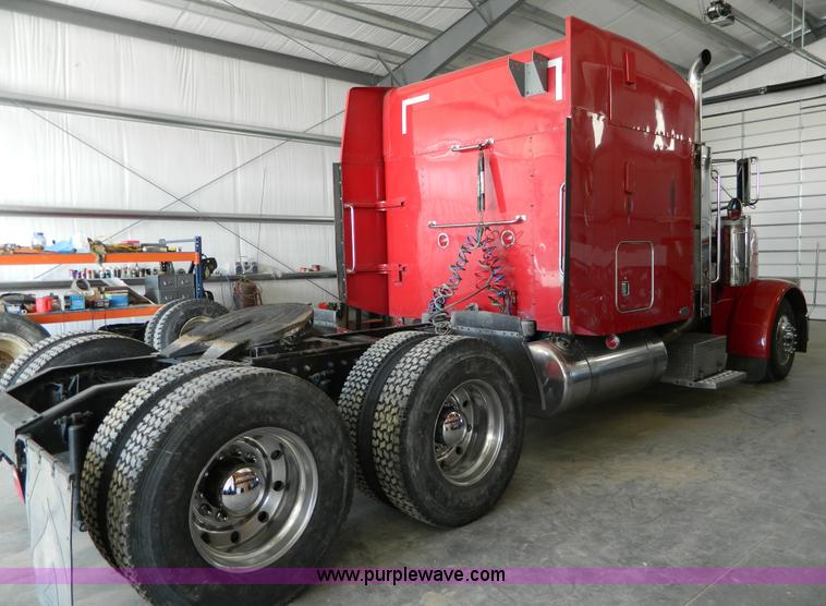 image for item G7782 2004 Peterbilt 379 semi truck