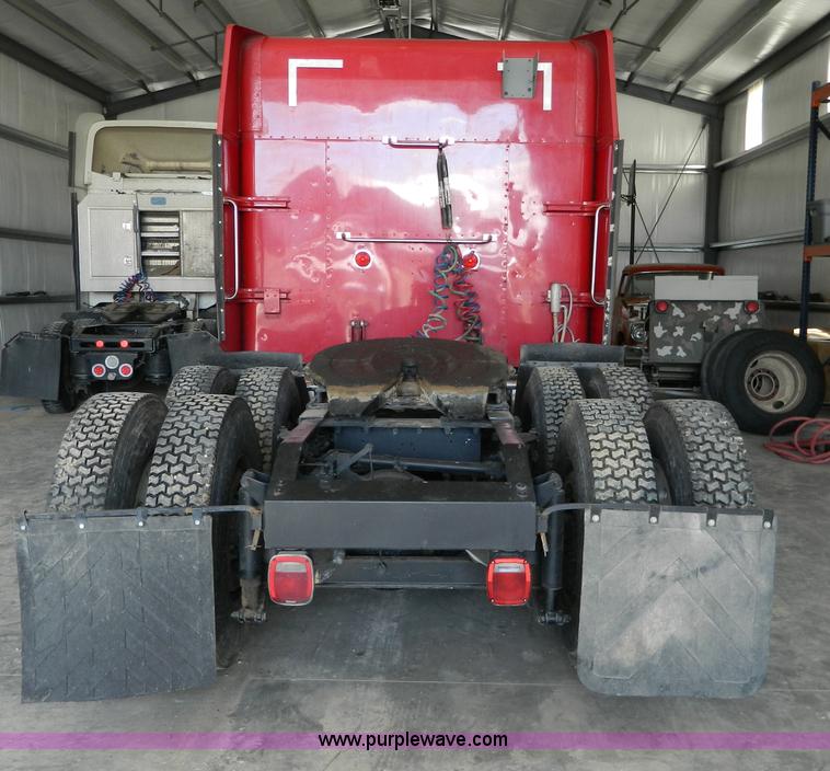image for item G7782 2004 Peterbilt 379 semi truck