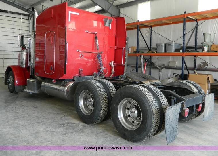 image for item G7782 2004 Peterbilt 379 semi truck