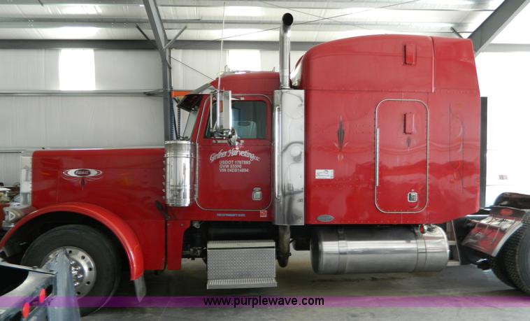 image for item G7782 2004 Peterbilt 379 semi truck