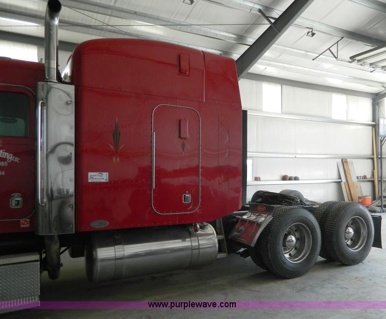 image for item G7782 2004 Peterbilt 379 semi truck