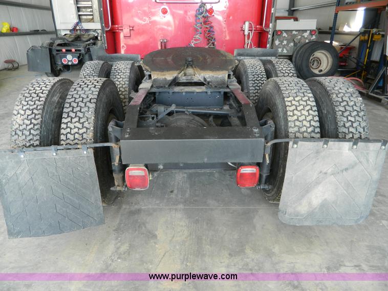 image for item G7782 2004 Peterbilt 379 semi truck