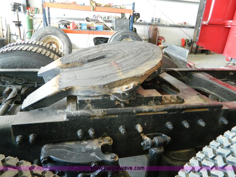 image for item G7782 2004 Peterbilt 379 semi truck