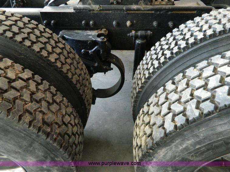 image for item G7782 2004 Peterbilt 379 semi truck