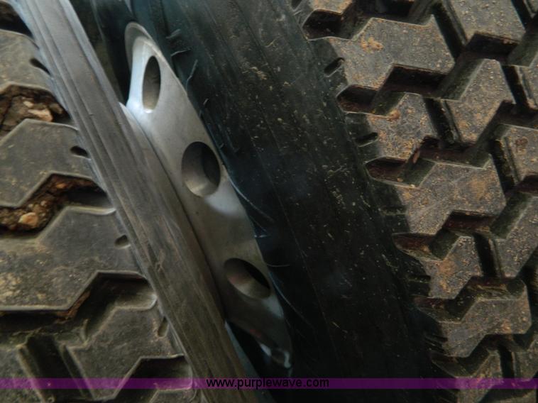 image for item G7782 2004 Peterbilt 379 semi truck