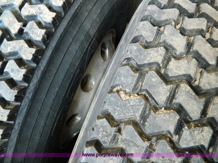 image for item G7782 2004 Peterbilt 379 semi truck