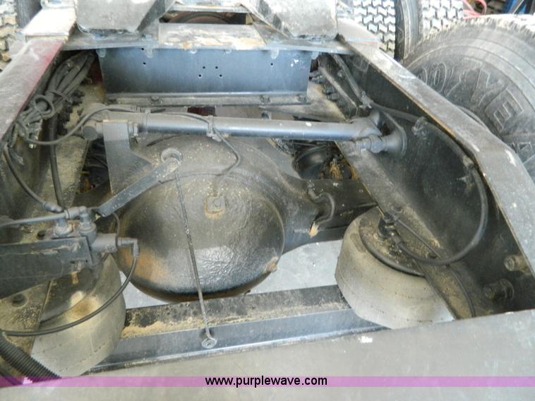 image for item G7782 2004 Peterbilt 379 semi truck