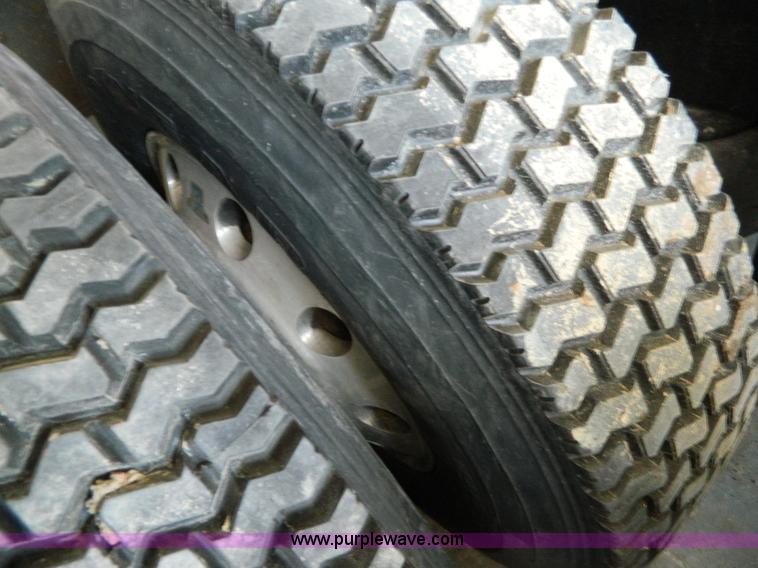 image for item G7782 2004 Peterbilt 379 semi truck