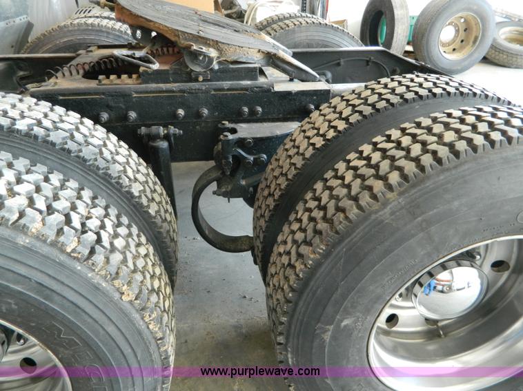 image for item G7782 2004 Peterbilt 379 semi truck