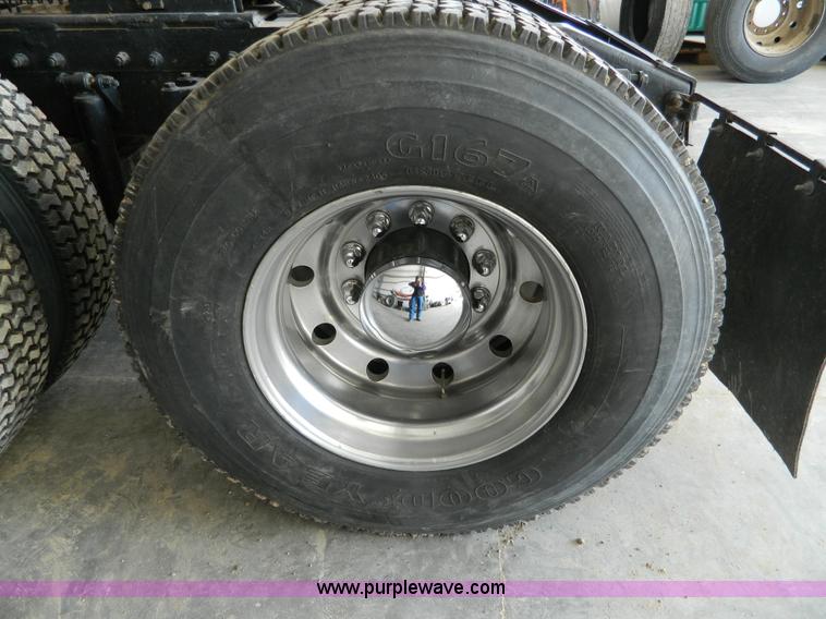 image for item G7782 2004 Peterbilt 379 semi truck