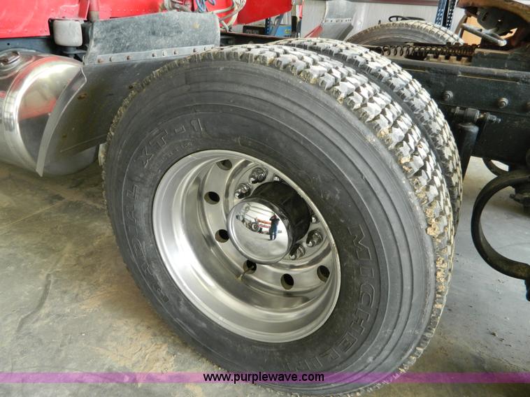 image for item G7782 2004 Peterbilt 379 semi truck