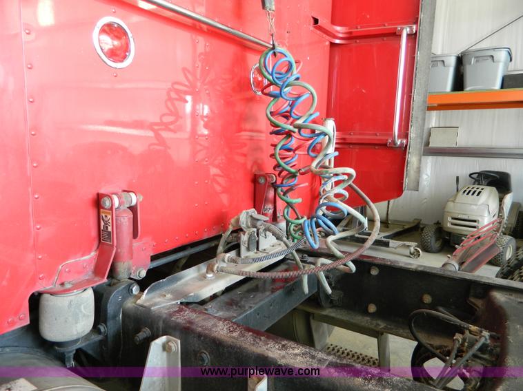 image for item G7782 2004 Peterbilt 379 semi truck