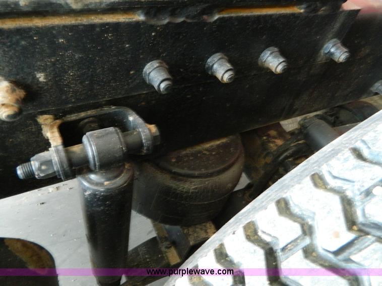 image for item G7782 2004 Peterbilt 379 semi truck