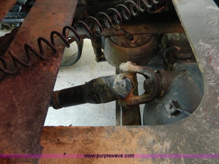 image for item G7782 2004 Peterbilt 379 semi truck